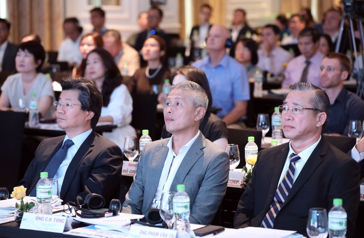 Đại diện cơ quan quản lý và doanh nghiệp tham dự Diễn đàn - Ảnh: Lê Toàn.