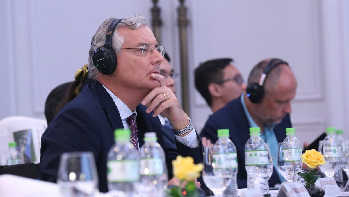 Các nhà đầu tư nước ngoài lắng nghe các diễn giả trao đổi trong phiên thảo luận thứ nhất - Ảnh: Lê Toàn.