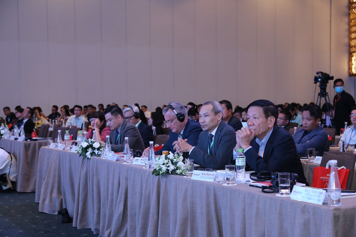 Phần trao đổi của các diễn giả trong phiên 2 thu hút sự chú ý của các đại biểu tham dự Diễn đàn. Ảnh: Lê Toàn. Phần trao đổi của các diễn giả trong phiên 2 thu hút sự chú ý của các đại biểu tham dự Diễn đàn. Ảnh: Lê Toàn.