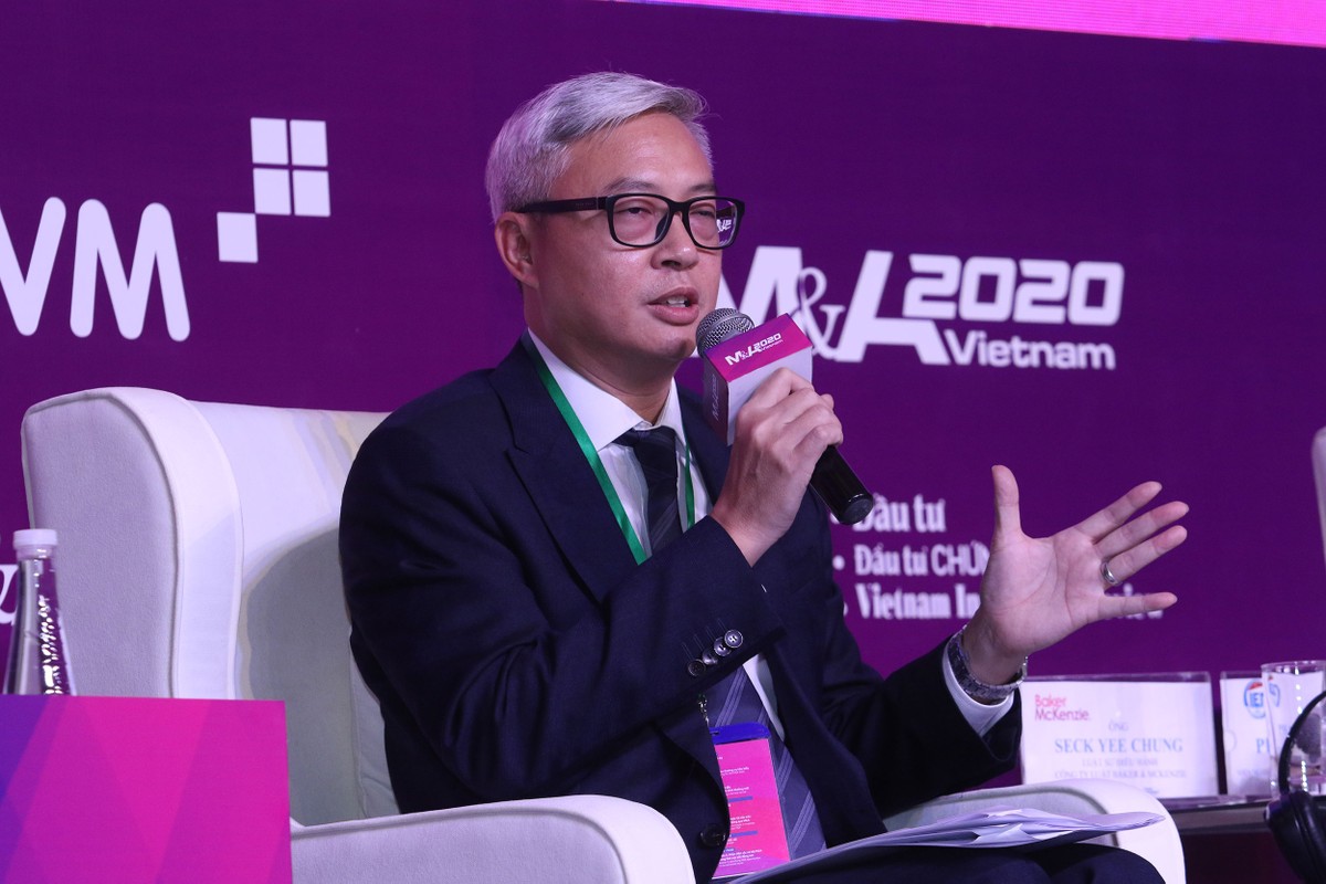 Ông Seck Yee Chung, Luật sư điều hành, Công ty Luật Baker McKenzie đặt vấn đề với các diễn giả tại Phiên thảo luận thứ nhất. Ảnh: Lê Toàn. Ông Seck Yee Chung, Luật sư điều hành, Công ty Luật Baker McKenzie đặt vấn đề với các diễn giả tại Phiên thảo luận thứ nhất. Ảnh: Lê Toàn.