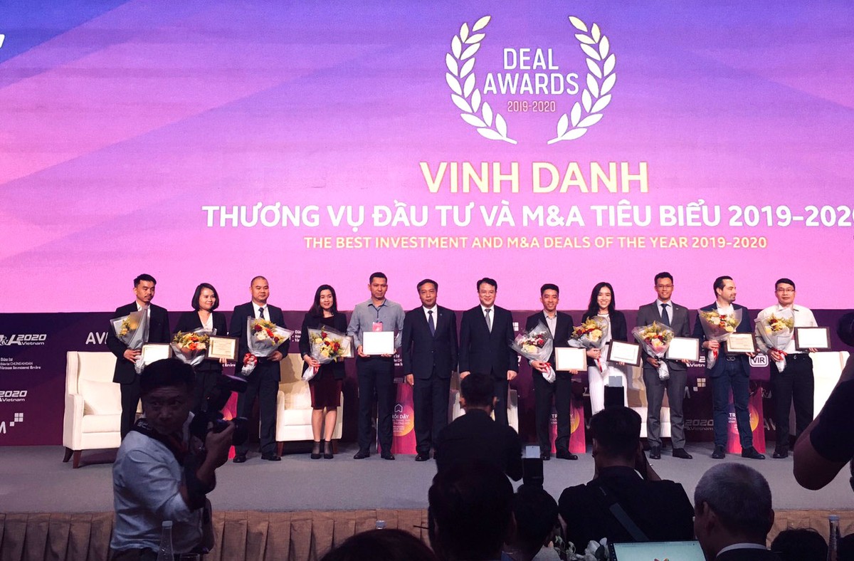 Ông Trần Quốc Phương, Thứ trưởng Bộ Kế hoạch và Đầu tư (thứ 6 từ phải qua) và ông Lê Trọng Minh, Tổng Biên tập Báo Đầu tư, Trưởng Ban tổ chức Diễn đàn (thứ 6 từ trái qua) vinh danh các Thương vụ đầu tư và M&A tiêu biểu 2019 - 2020. Ảnh: Thu Hương. Ông Trần Quốc Phương, Thứ trưởng Bộ Kế hoạch và Đầu tư (thứ 6 từ phải qua) và ông Lê Trọng Minh, Tổng Biên tập Báo Đầu tư, Trưởng Ban tổ chức Diễn đàn (thứ 6 từ trái qua) vinh danh các Thương vụ đầu tư và M&A tiêu biểu 2019 - 2020. Ảnh: Thu Hương.