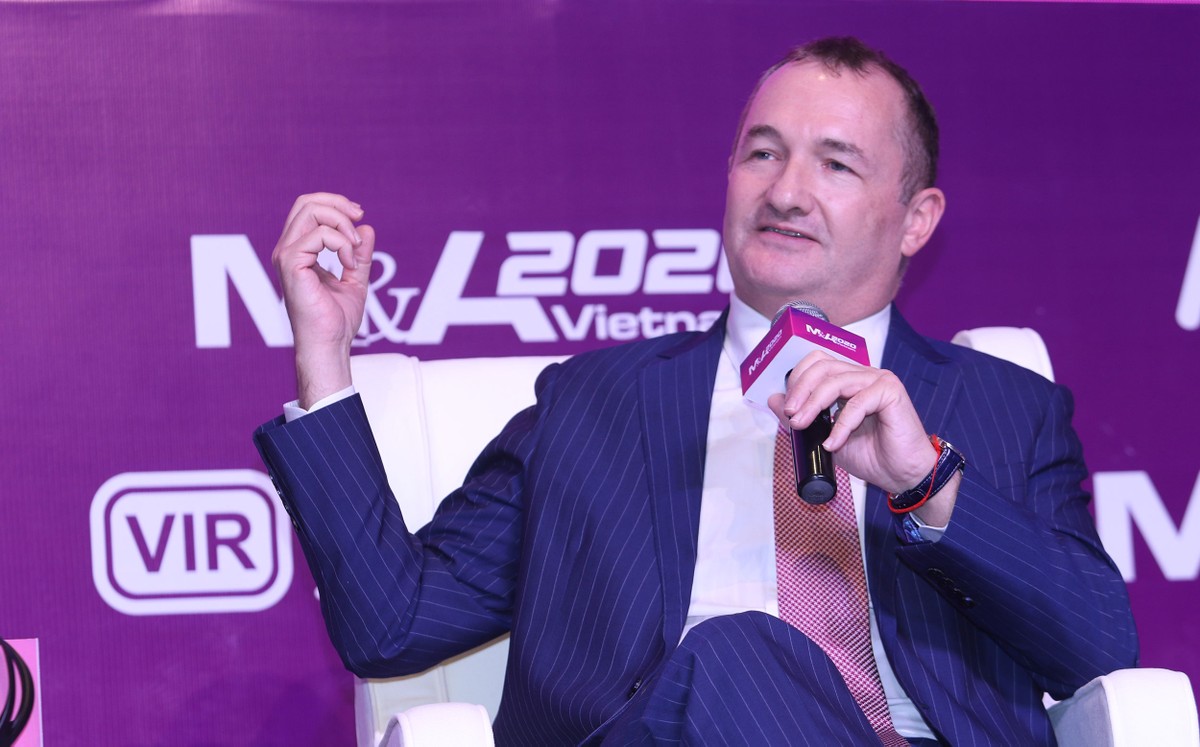 Ông Warrick Cleine, Chủ tịch kiêm Tổng giám đốc KPMG Việt Nam và Campuchia trao đổi tại Phiên 1. Ảnh: Lê Toàn. Ông Warrick Cleine, Chủ tịch kiêm Tổng giám đốc KPMG Việt Nam và Campuchia trao đổi tại Phiên 1. Ảnh: Lê Toàn.