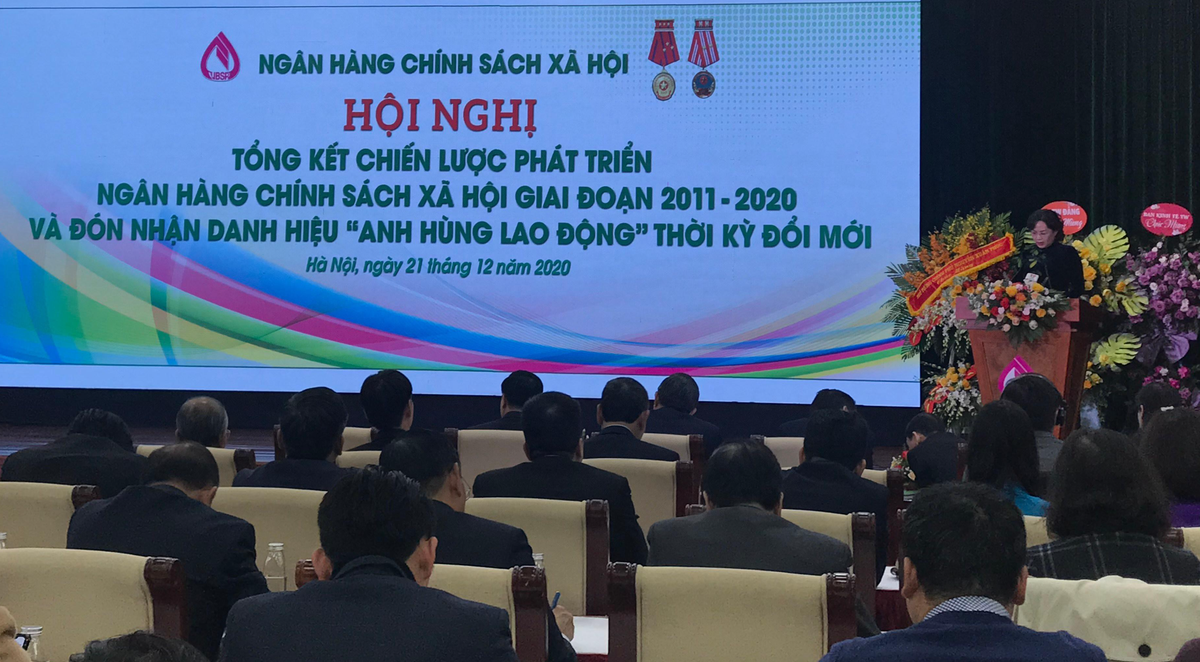 Bà Nguyễn Thị Hồng, Thống đốc Ngân hàng Nhà nước kiêm Chủ tịch Ngân hàng Chính sách Xã hội phát biểu tại hội nghị.