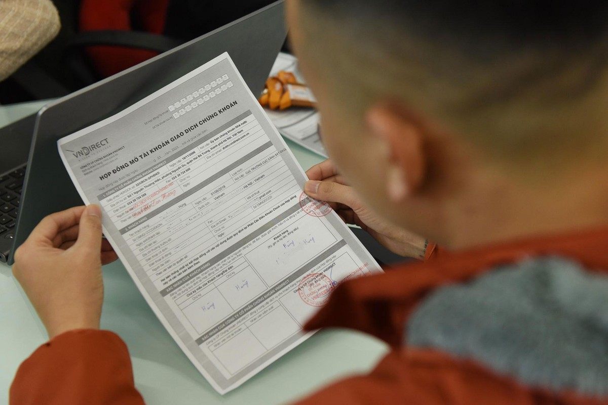 Anh Nguyễn Mạnh Hùng (Cầu Giấy) cho biết do lãi suất ngân hàng giảm nên muốn tìm hiểu để tham gia thị trường.