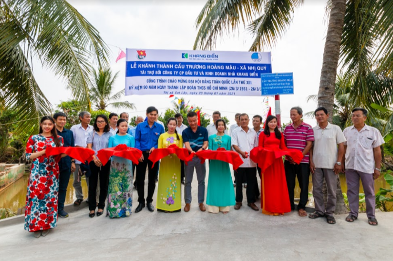 Đại diện công ty Khang Điền và chính quyền địa phương cắt băng khánh thành, bàn giao cầu Trương Hoàng Mậu tại xã Nhị Quý.