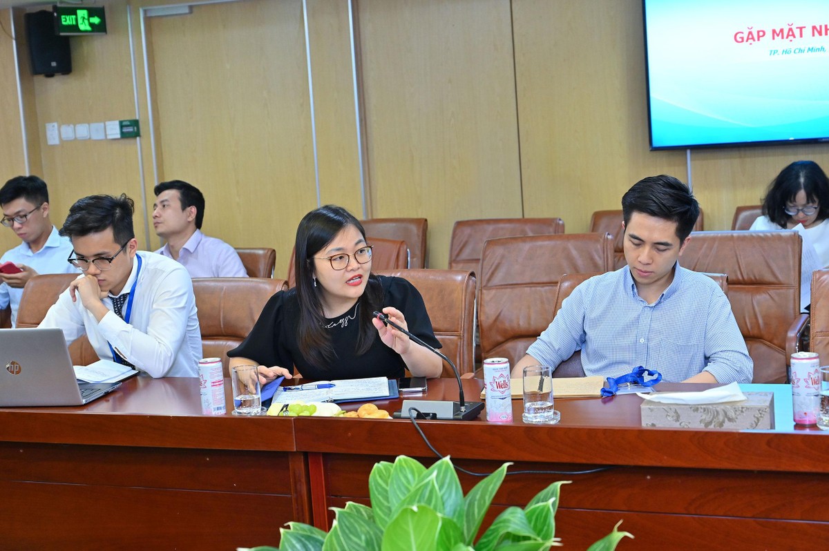 Đại diện nhà đầu tư đặt câu hỏi với Lãnh đạo PVOIL Đại diện nhà đầu tư đặt câu hỏi với Lãnh đạo PVOIL