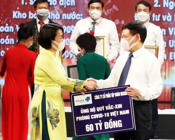 Bà Nguyễn Thị Phương, Phó tổng giám đốc thường trực Công ty VinCommerce đại diện Tập đoàn Masan trao 60 tỷ đồng đến Quỹ vaccine phòng chống COVID-19. Bà Nguyễn Thị Phương, Phó tổng giám đốc thường trực Công ty VinCommerce đại diện Tập đoàn Masan trao 60 tỷ đồng đến Quỹ vaccine phòng chống COVID-19.