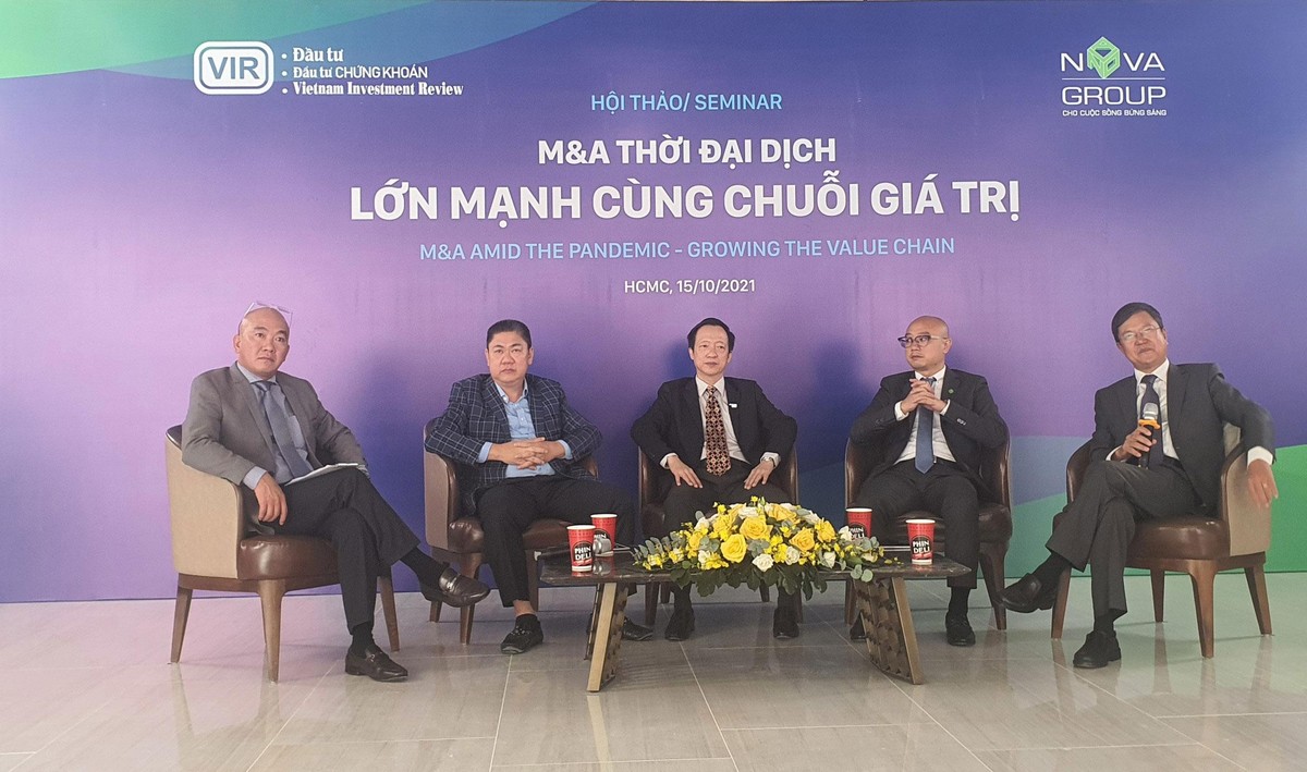 Ông Sử Ngọc Khương, ngoài cùng bên trái sẽ điều phối phiên thảo luận thứ hai. Ảnh: Lê Toàn Ông Sử Ngọc Khương, ngoài cùng bên trái sẽ điều phối phiên thảo luận thứ hai. Ảnh: Lê Toàn