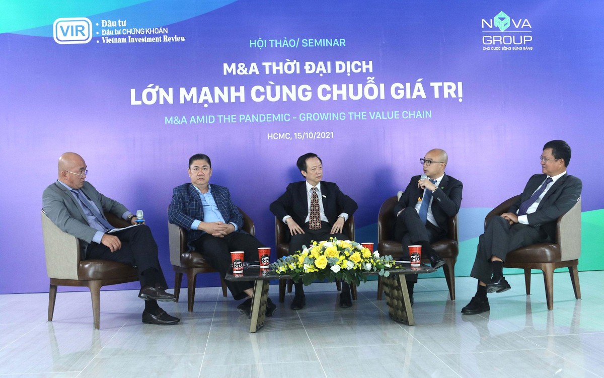 Ông Nguyễn Thái Phiên (thứ 2 bên phải qua) trao đổi trong phiên thảo luận thứ 2 tại đầu cầu TP.HCM. Ảnh: Lê Toàn Ông Nguyễn Thái Phiên (thứ 2 bên phải qua) trao đổi trong phiên thảo luận thứ 2 tại đầu cầu TP.HCM. Ảnh: Lê Toàn