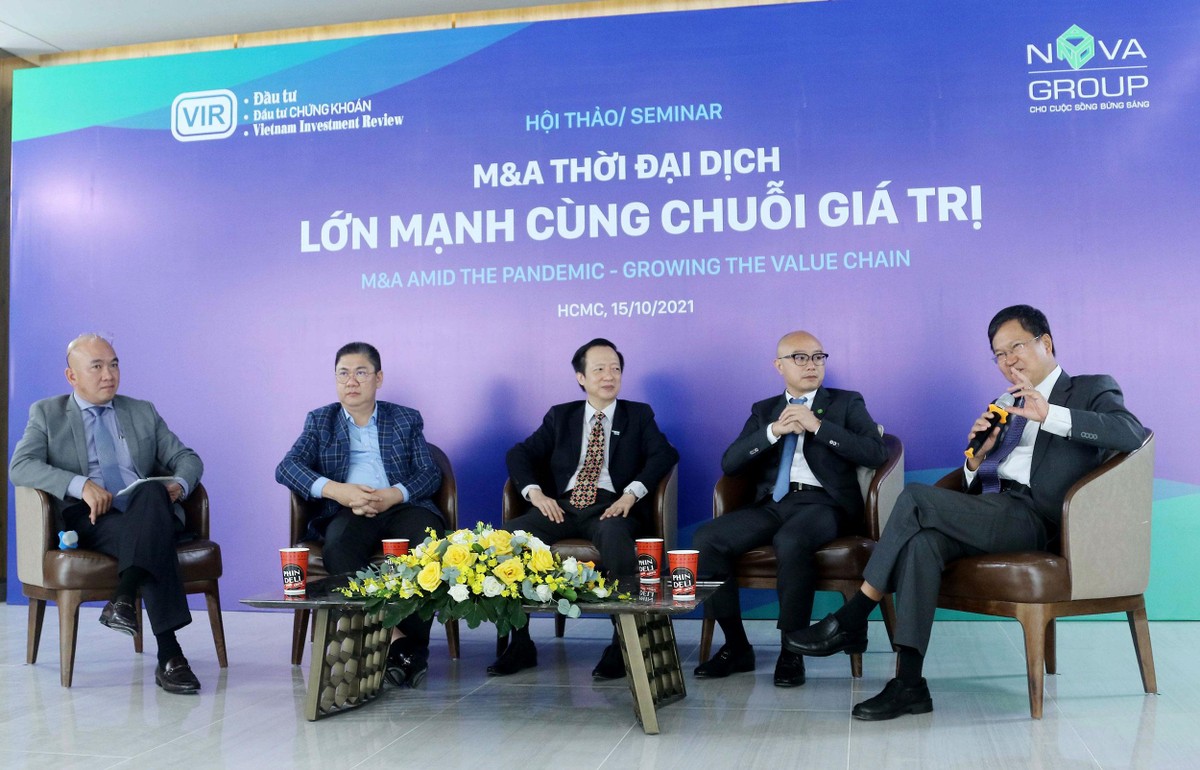 Ông Nguyễn Công Ái (ngoài cùng bên phải) và các diễn giả tham gia thảo luận ở đầu cầu TP.HCM. Ảnh: Lê Toàn Ông Nguyễn Công Ái (ngoài cùng bên phải) và các diễn giả tham gia thảo luận ở đầu cầu TP.HCM. Ảnh: Lê Toàn