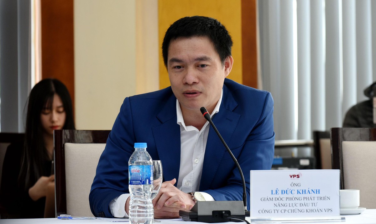 Ông Lê Đức Khánh, Giám đốc Phòng phát triển năng lực đầu tư Công ty cổ phần Chứng khoán VPS trao đổi tại Tọa đàm. Ảnh: Dũng Minh