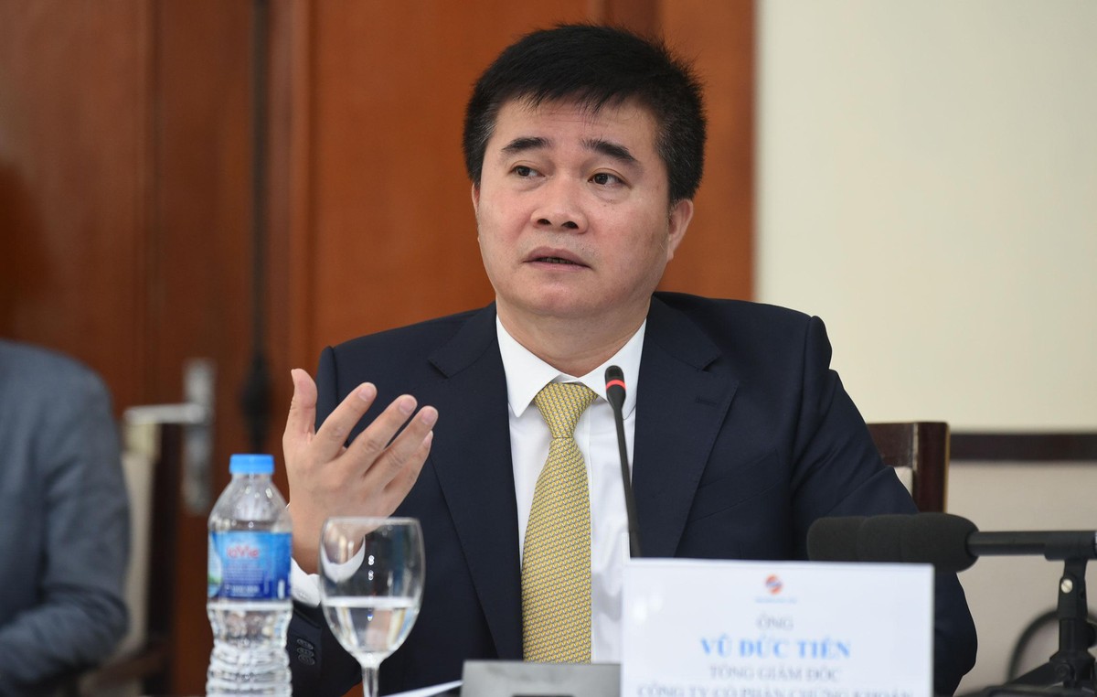 Ông Vũ Đức Tiến, Tổng giám đốc SHS trao đổi tại Tọa đàm. Ảnh: Dũng Minh