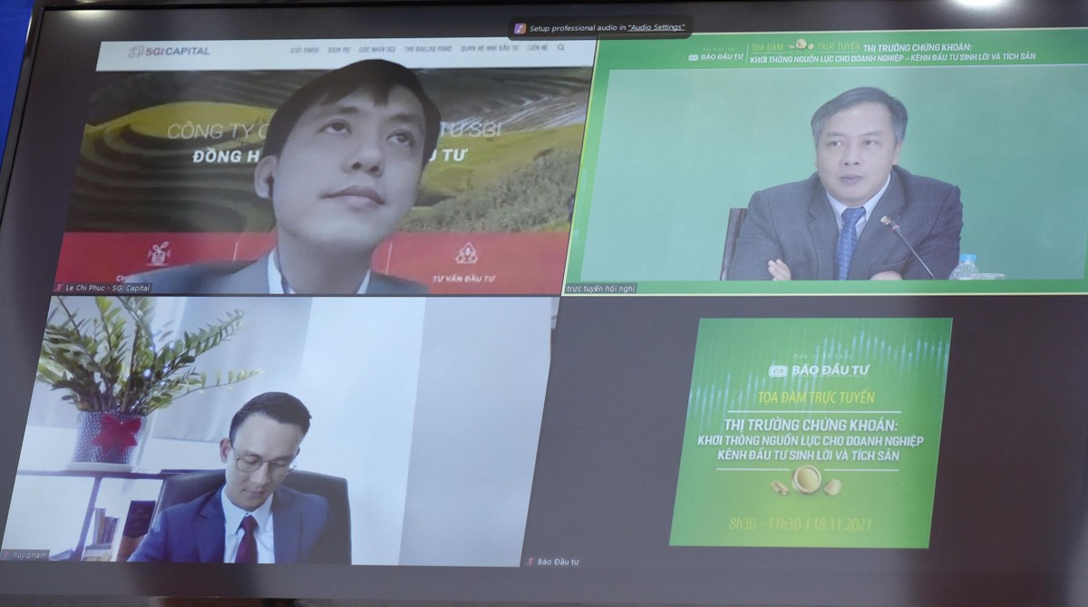 Ông Lê Chí Phúc, Tổng giám đốc SGI Capital (hàng trên bên trái màn hình) trao đổi tại Tọa đàm qua zoom.