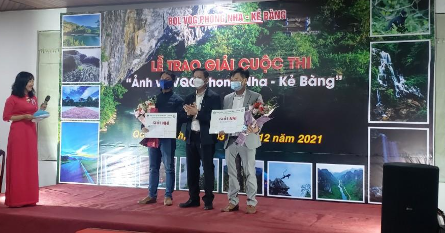 Ông Phạm Hồng Thái, Giám đốc Ban quản lý Vườn quốc gia Phong Nha- Kẻ Bàng trao giải Nhì cho các tác giả