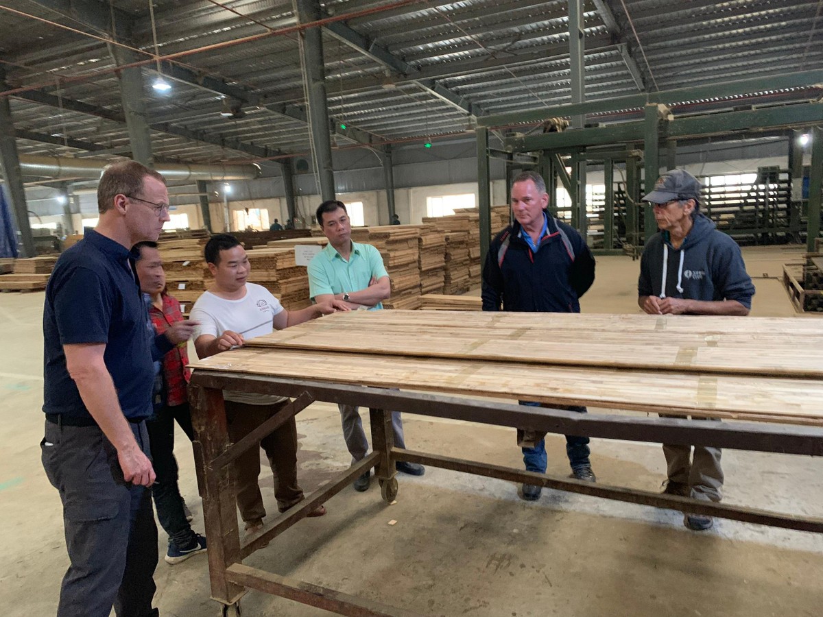 Ông Nguyễn Trí Thiện làm việc với đối tác Mỹ về sản phẩm ván tre ép nội thất.