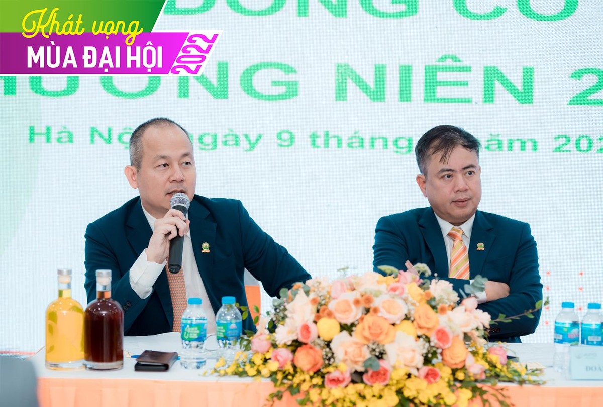 Ông Nguyễn Hồ Hưng (trái), Chủ tịch HĐQT CTCK APG trả lời cổ đông. Ông Nguyễn Hồ Hưng (trái), Chủ tịch HĐQT CTCK APG trả lời cổ đông.