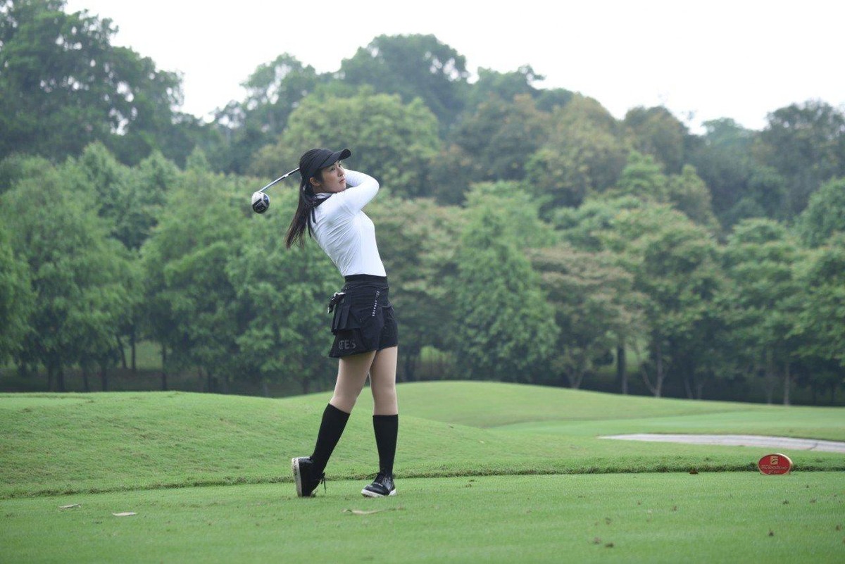 Hoa hậu Ngọc Hân thực hiện kỹ thuật Swing trên sân gôn BRG Kings Island Golf Resort.
