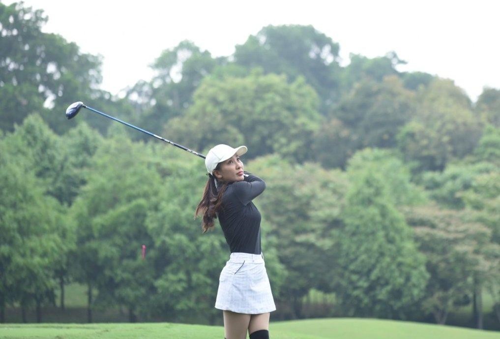 Golf là bộ môn thể thao được lòng nhiều mỹ nhân Việt ưa thích, MC Quỳnh Hoa cũng thường xuyên trổ tài cùng các chị em.