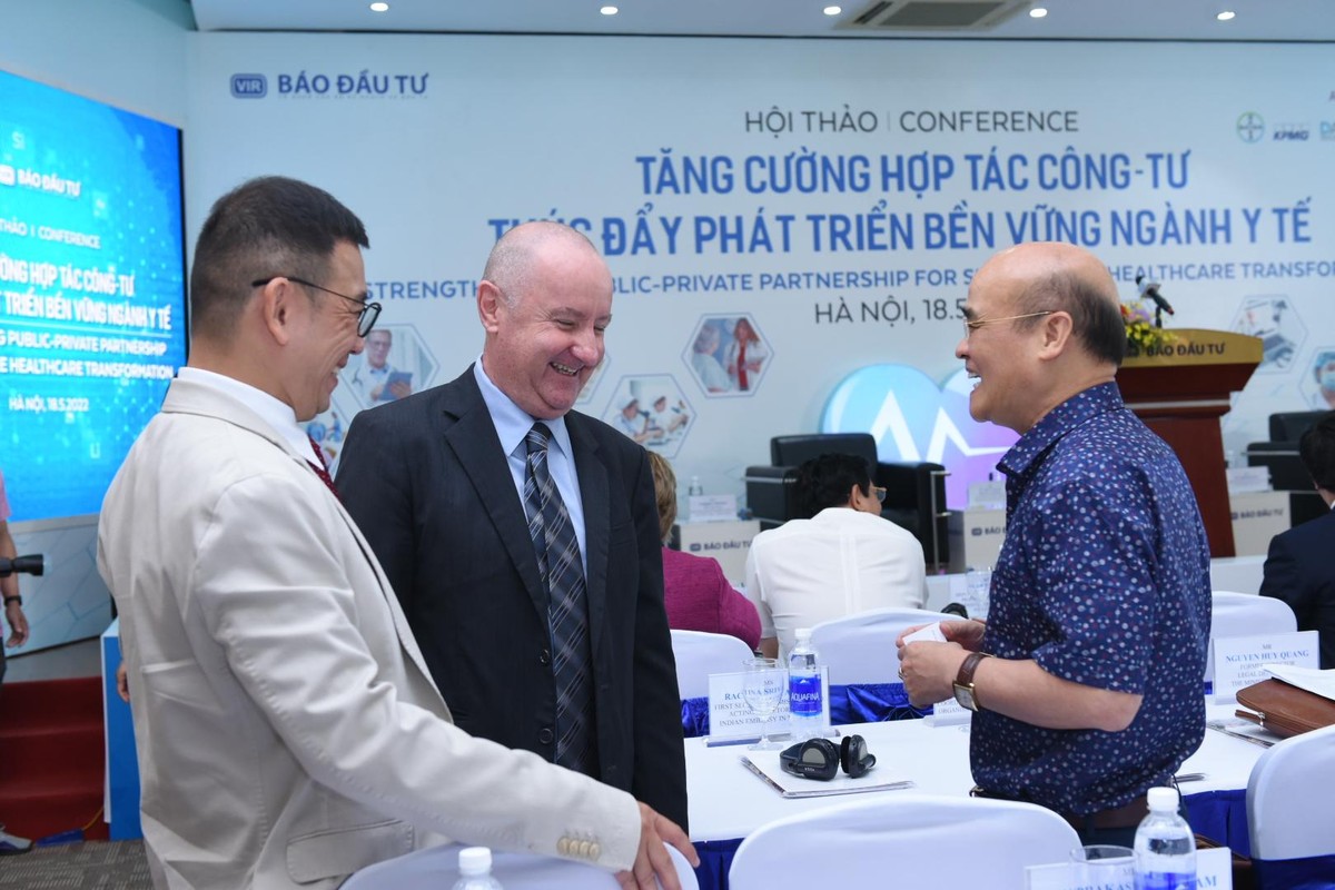 Lãnh đạo các doanh nghiệp dược phẩm, y tế trao đổi bên lề Hội thảo. Ảnh: Dũng Minh Lãnh đạo các doanh nghiệp dược phẩm, y tế trao đổi bên lề Hội thảo. Ảnh: Dũng Minh