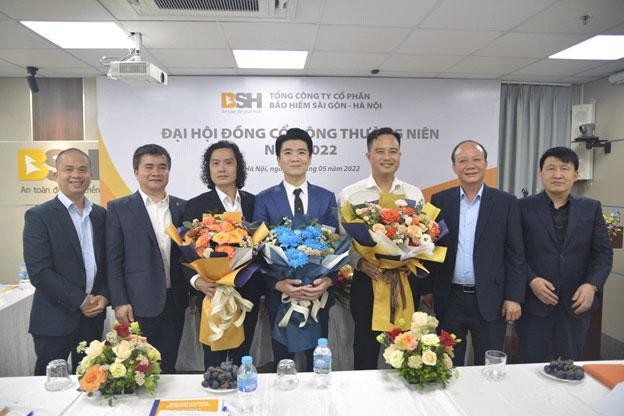 Ông Đỗ Quang Vinh (đứng giữa) - Tân Chủ tịch HĐQT Tổng công ty cổ phần Bảo hiểm Sài Gòn – Hà Nội
