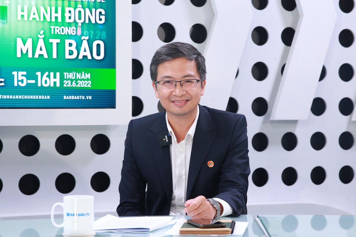 Ông Ngô Thế Hiển, Giám đốc Phân tích CTCK SHS chia sẻ tại Talkshow Chọn Danh mục kỳ 9 chiều 23/6. Ảnh: Chí Cường Ông Ngô Thế Hiển, Giám đốc Phân tích CTCK SHS chia sẻ tại Talkshow Chọn Danh mục kỳ 9 chiều 23/6. Ảnh: Chí Cường
