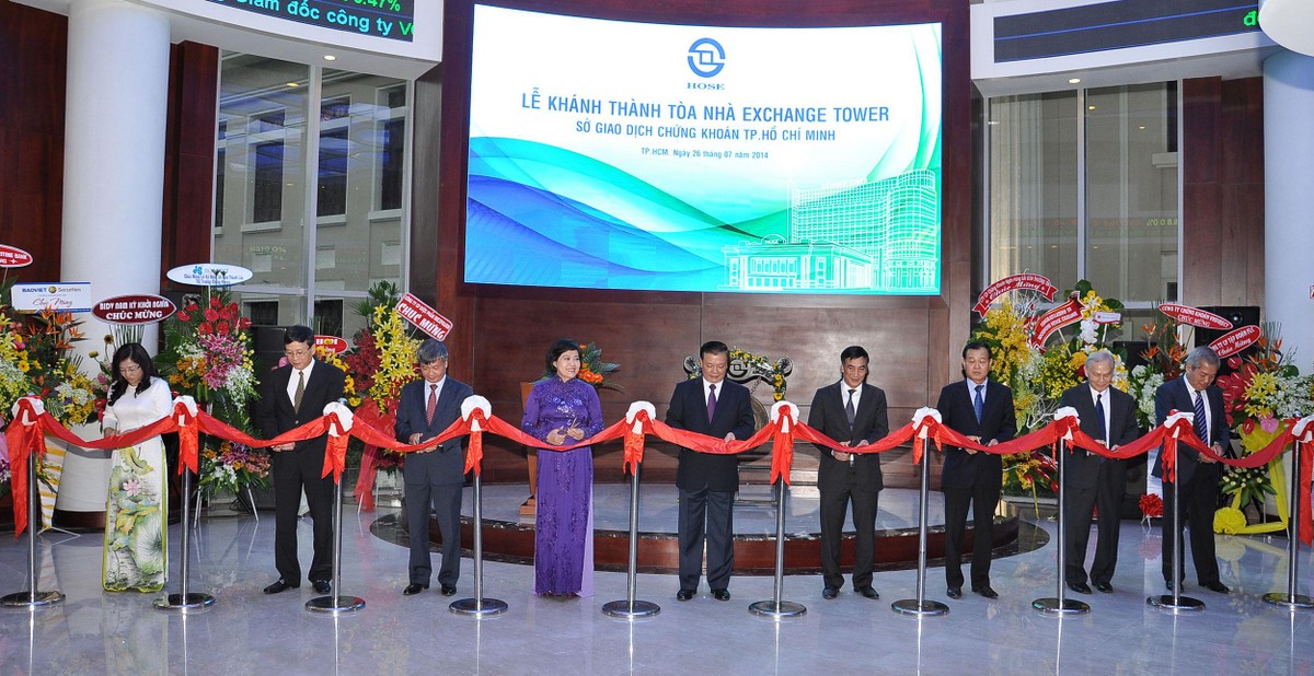 Lãnh đạo Bộ Tài chính, UBND TP.HCM, Ủy ban Chứng khoán, HOSE cắt băng khánh thành tòa nhà Exchange Tower tháng 2/2014