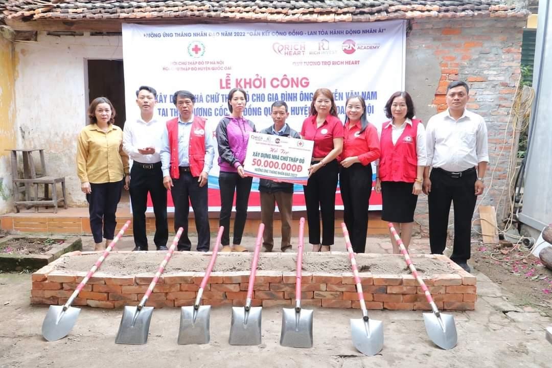 Rich Nguyen không chỉ chú trọng ở khâu đào tạo, kinh doanh, mà đã quan tâm rất sớm tới công tác xã hội thông qua việc thành lập Quỹ tương trợ Rich Heart.