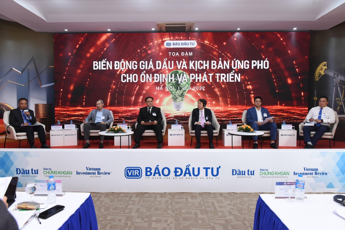 Các diễn giả trao đổi tại phiên thảo luận. Ảnh: Dũng Minh