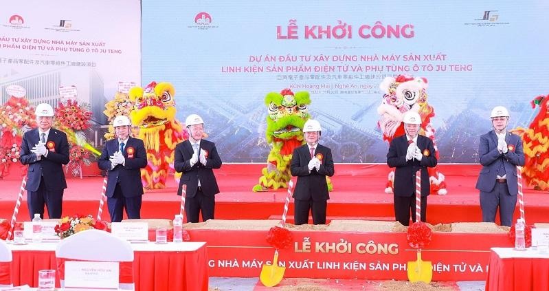 Lãnh đạo tỉnh Nghệ An cùng với nhà đầu tư thực hiện nghi thức Khởi công Dự án Lãnh đạo tỉnh Nghệ An cùng với nhà đầu tư thực hiện nghi thức Khởi công Dự án