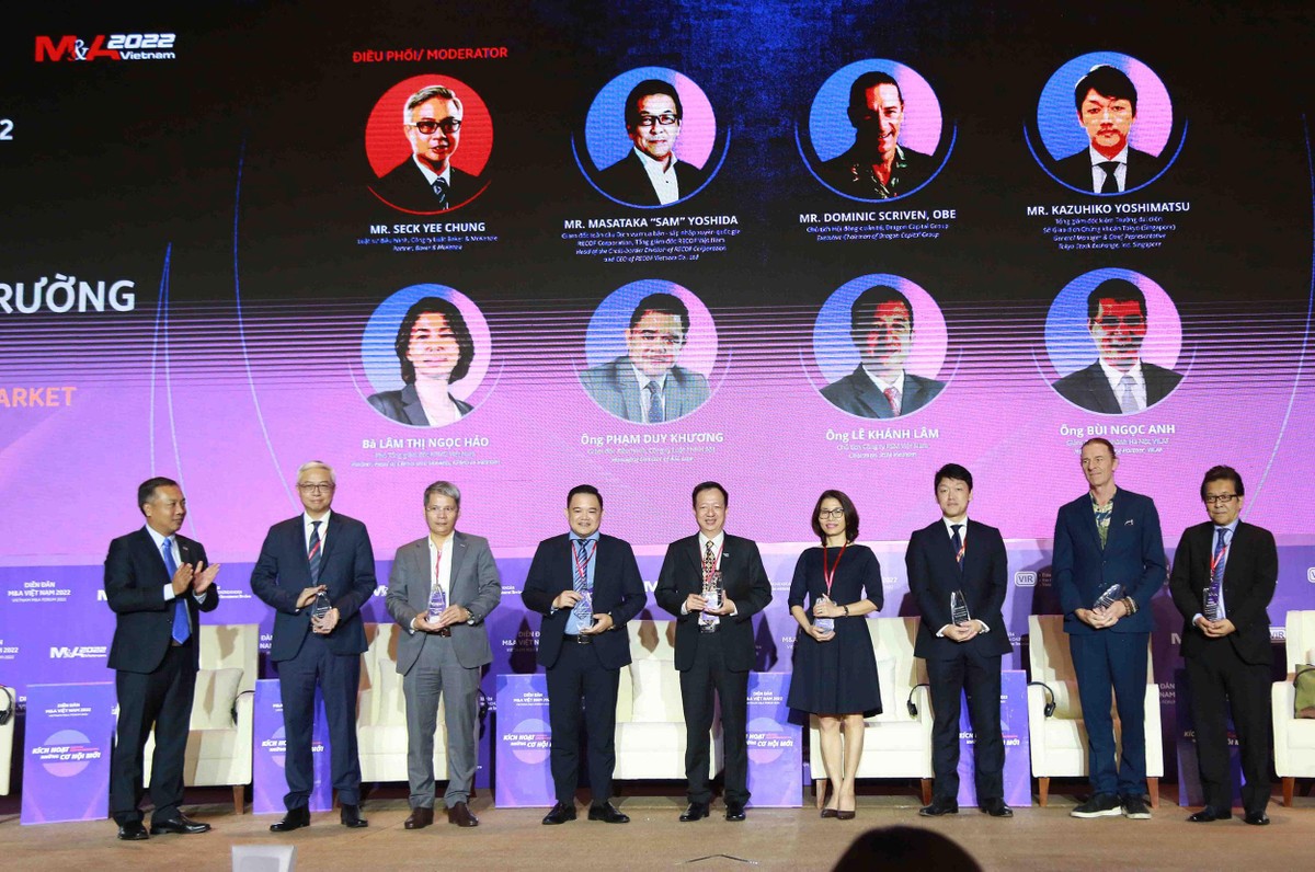 Ông Lê Trọng Minh, Tổng Biên tập Báo Đầu tư, Trưởng Ban tổ chức Diễn đàn trao kỷ niệm chương cho các diễn giả tham gia phiên thảo luận thứ nhất. Ảnh: Lê Toàn