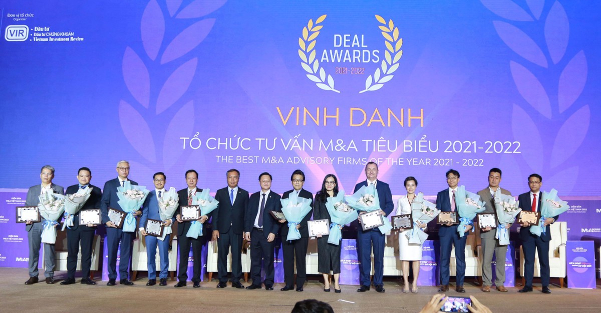 Ban tổ chức trao kỷ niệm chương vinh danh các Top 10 tổ chức tư vấn M&amp;A tiêu biểu 2021 - 2022. Ảnh: Lê Toàn