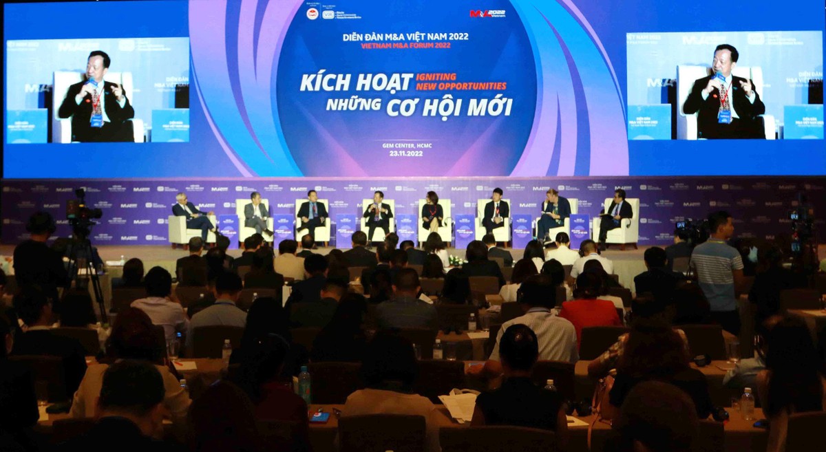 Các diễn giả tham gia thảo luận phiên 1. Ảnh: Lê Toàn