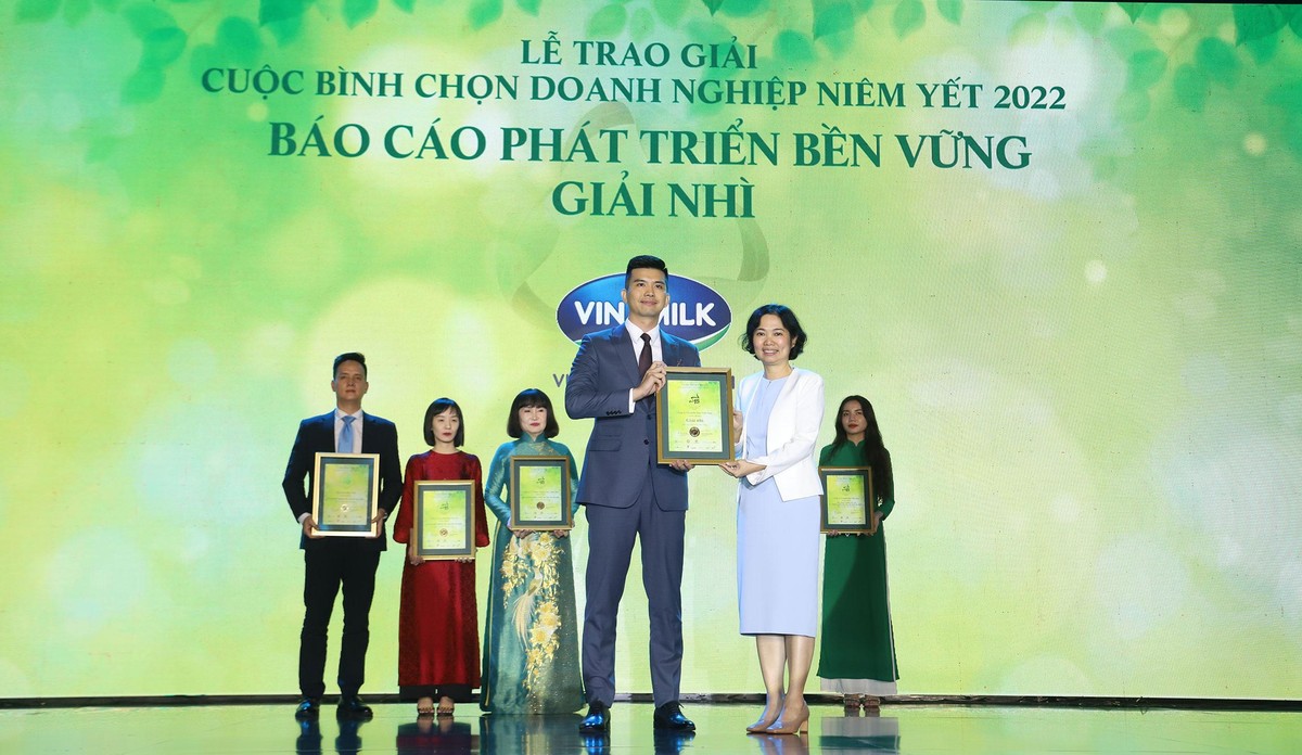 Bà Trần Anh Đào, Phó tổng giám đốc phụ trách HOSE trao giải Nhì Báo cáo phát triển bền vững cho Vinamilk. Ảnh: Lê Toàn Bà Trần Anh Đào, Phó tổng giám đốc phụ trách HOSE trao giải Nhì Báo cáo phát triển bền vững cho Vinamilk. Ảnh: Lê Toàn