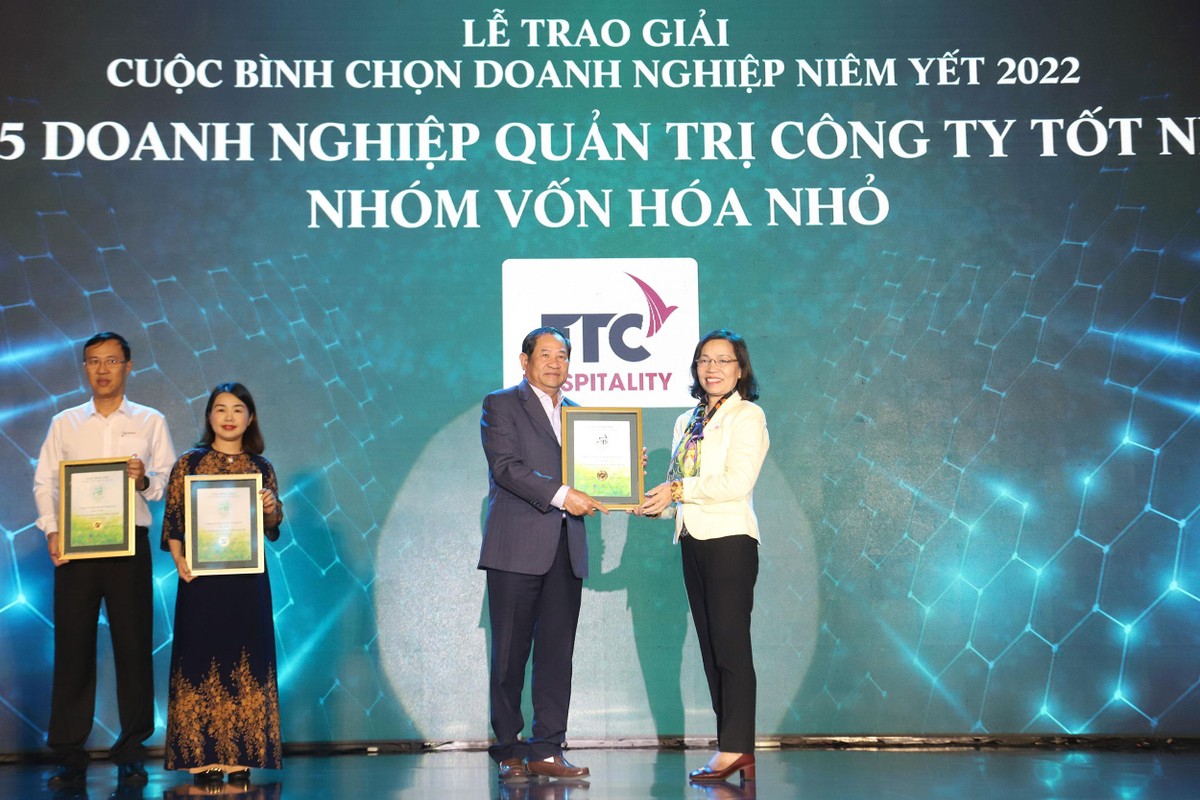 Bà Hà Thị Thu Thanh, Chủ tịch Viện Thành viên Hội đồng quản trị Việt Nam (VIOD) trao giải Quản trị công ty cho các doanh nghiệp nhóm vốn hóa nhỏ. Ảnh: Lê Toàn Bà Hà Thị Thu Thanh, Chủ tịch Viện Thành viên Hội đồng quản trị Việt Nam (VIOD) trao giải Quản trị công ty cho các doanh nghiệp nhóm vốn hóa nhỏ. Ảnh: Lê Toàn