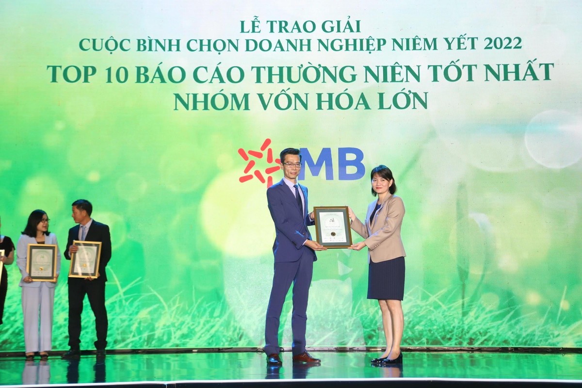 Ông Đàm Nhân Đức, Giám đốc Chiến lược MB đại diện nhận giải Top 10 BCTN tốt nhất nhóm vốn hóa lớn. Ảnh: Lê Toàn Ông Đàm Nhân Đức, Giám đốc Chiến lược MB đại diện nhận giải Top 10 BCTN tốt nhất nhóm vốn hóa lớn. Ảnh: Lê Toàn