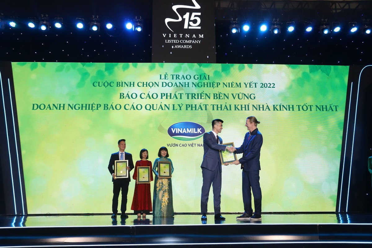 Ông Dominic Scriven, Chủ tịch Dragon Capital trao giải cho đại diện Vinamilk Hạng mục Phát triển bền vững. Ảnh: Lê Toàn Ông Dominic Scriven, Chủ tịch Dragon Capital trao giải cho đại diện Vinamilk Hạng mục Phát triển bền vững. Ảnh: Lê Toàn