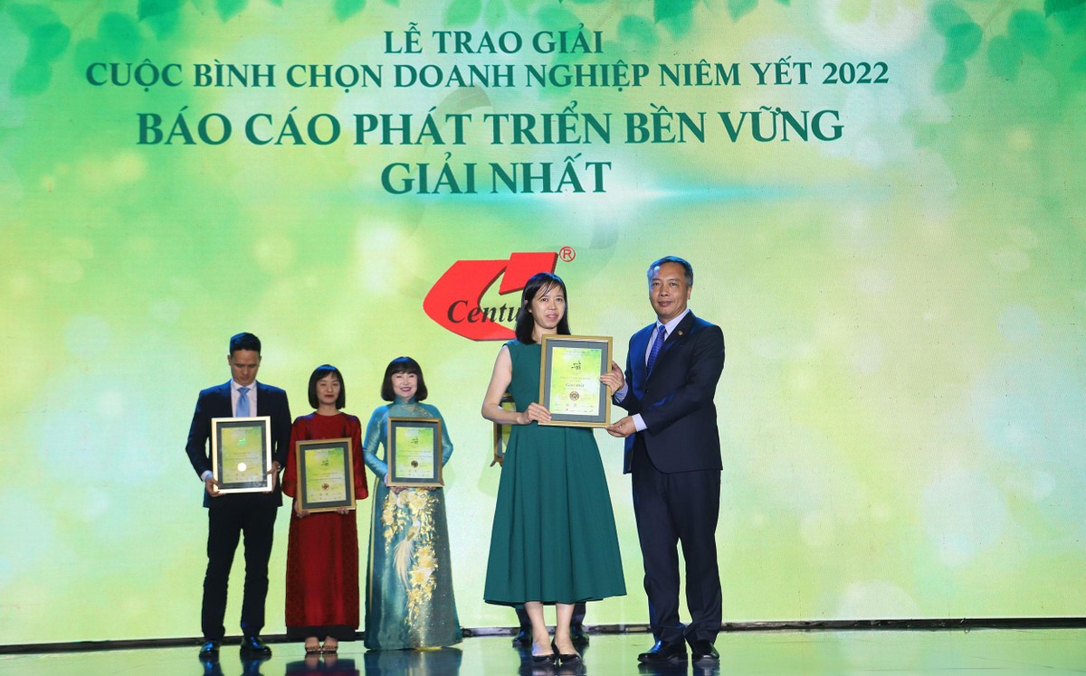 Ông Lê Trọng Minh, Tổng Biên tập Báo Đầu tư trao giải Nhất Hạng mục Báo cáo phát triển bền vững cho Sợi Thế Kỷ. Ảnh: Lê Toàn Ông Lê Trọng Minh, Tổng Biên tập Báo Đầu tư trao giải Nhất Hạng mục Báo cáo phát triển bền vững cho Sợi Thế Kỷ. Ảnh: Lê Toàn