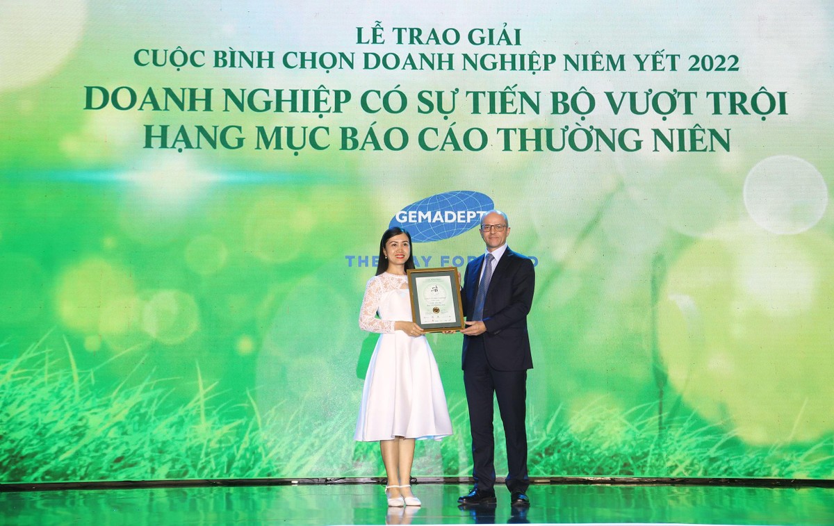 Ông Beat Schuerch Tổng giám đốc Công ty Dragon Capital trao giải Doanh nghiệp có sự tiến bộ vượt trội Hạng mục BCTN cho Gemadept. Ảnh: Lê Toàn Ông Beat Schuerch Tổng giám đốc Công ty Dragon Capital trao giải Doanh nghiệp có sự tiến bộ vượt trội Hạng mục BCTN cho Gemadept. Ảnh: Lê Toàn