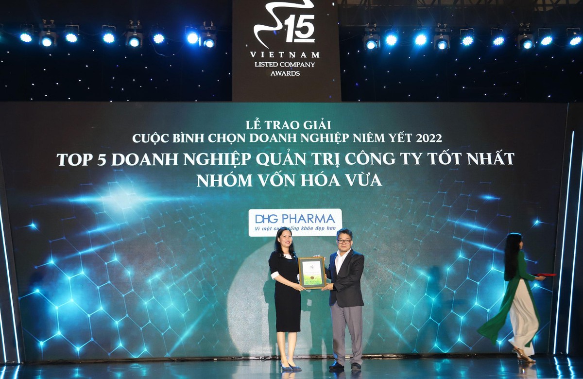 Ông Nguyễn Thành Long Chủ tịch Hội đồng thành viên Sở GDCK Việt Nam (VNX) trao giải cho Top 5 công ty có báo cáo Quản trị Công ty tốt nhất nhóm vốn hóa vừa. Ảnh: Lê Toàn Ông Nguyễn Thành Long Chủ tịch Hội đồng thành viên Sở GDCK Việt Nam (VNX) trao giải cho Top 5 công ty có báo cáo Quản trị Công ty tốt nhất nhóm vốn hóa vừa. Ảnh: Lê Toàn