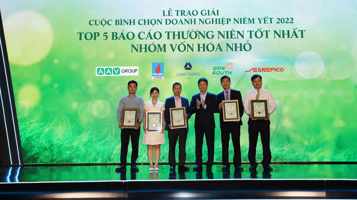 Ông Nguyễn Tuấn Anh (thứ 3 từ phải qua), Phó tổng Giám đốc thường trực Sở GDCK Hà Nội (HNX) trao giải BCTN tốt nhất cho nhóm vốn hóa nhỏ. Ảnh: Lê Toàn Ông Nguyễn Tuấn Anh (thứ 3 từ phải qua), Phó tổng Giám đốc thường trực Sở GDCK Hà Nội (HNX) trao giải BCTN tốt nhất cho nhóm vốn hóa nhỏ. Ảnh: Lê Toàn