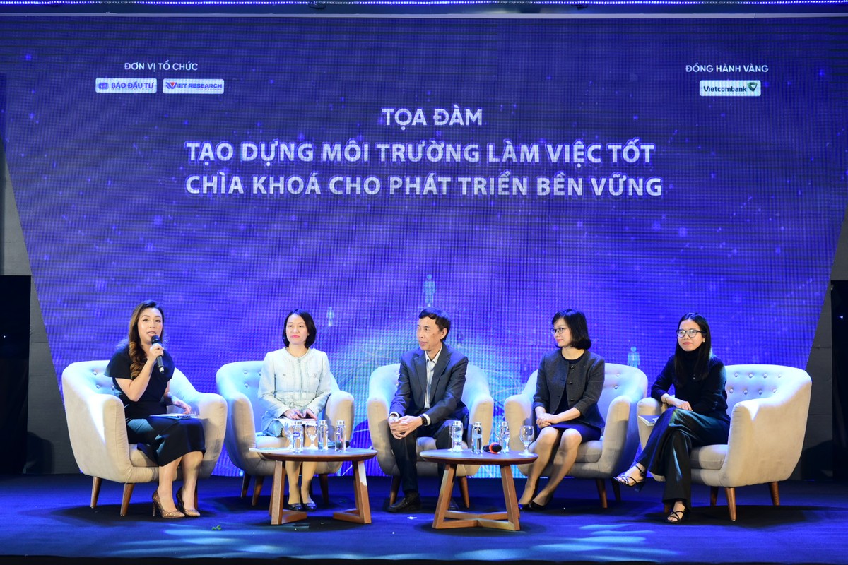 Bà Nguyễn Thị Hoàng Nguyên – Phó GĐ Trung tâm Phân tích và Dự báo chiến lược – Viện Nghiên cứu Khoa học Lao động Xã hội – Bộ Lao động Thương Binh và Xã hội, TS. Võ Trí Thành, bà Tô Thị Phương Dung – Trưởng phòng Chính sách và Kế hoạch nhân sự Vietcombank, bà Nguyễn Trình Thùy Trang – Giám đốc Nội vụ, Công ty Xây dựng COTECCONS tại Toạ đàm. Ảnh: Dũng Minh Bà Nguyễn Thị Hoàng Nguyên – Phó GĐ Trung tâm Phân tích và Dự báo chiến lược – Viện Nghiên cứu Khoa học Lao động Xã hội – Bộ Lao động Thương Binh và Xã hội, TS. Võ Trí Thành, bà Tô Thị Phương Dung – Trưởng phòng Chính sách và Kế hoạch nhân sự Vietcombank, bà Nguyễn Trình Thùy Trang – Giám đốc Nội vụ, Công ty Xây dựng COTECCONS tại Toạ đàm. Ảnh: Dũng Minh