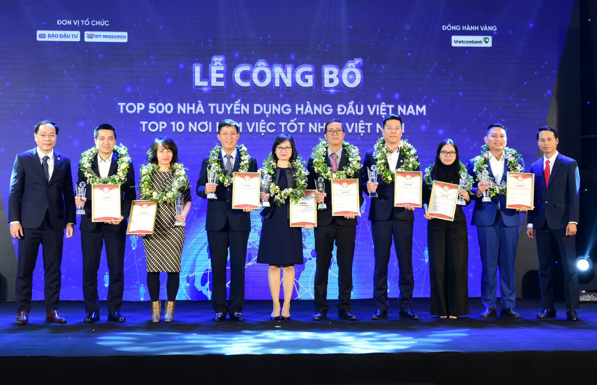 Ban tổ chức trao cúp và chứng nhận cho các doanh nghiệp Hội viên trong Chương trình Top 10 Nơi làm việc tốt nhất Việt Nam năm 2022 theo ngành. Ảnh: Dũng Minh Ban tổ chức trao cúp và chứng nhận cho các doanh nghiệp Hội viên trong Chương trình Top 10 Nơi làm việc tốt nhất Việt Nam năm 2022 theo ngành. Ảnh: Dũng Minh