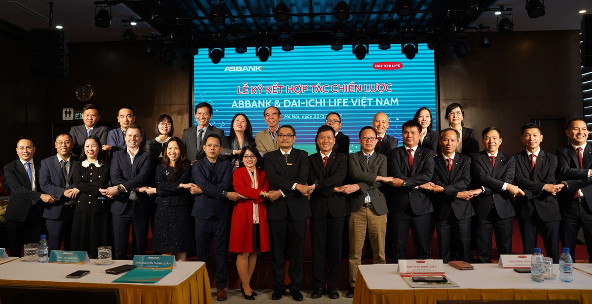 Các thành viên Ban Giám đốc Cấp cao ABBANK và Dai-ichi Life Việt Nam tại Lễ ký kết hợp tác chiến lược. Các thành viên Ban Giám đốc Cấp cao ABBANK và Dai-ichi Life Việt Nam tại Lễ ký kết hợp tác chiến lược.