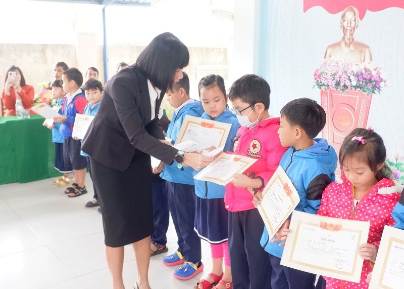 Bà Phạm Tú Cầu, đại diện Tập đoàn SunGroup tặng học bổng. Ảnh: N.T