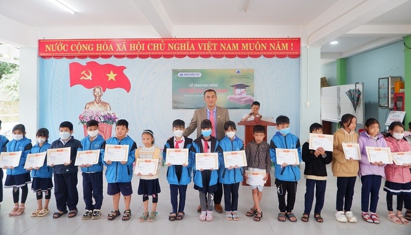 Ông Nguyễn Hữu Thiện, Giám đốc khu vực 2 miền Trung - Ngân hàng SeABank tại buổi trao học bổng. Ảnh: N.T