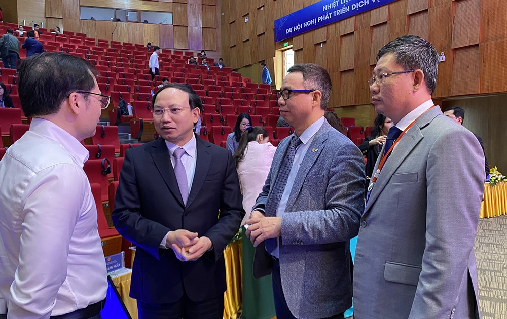 Bí thư Tỉnh uỷ Quảng Ninh, ông Nguyễn Xuân Ký (thứ hai từ trái sang) trao đổi cùng các chuyên gia và nhà đầu tư bên lề Hội nghị. Ảnh: Thu Lê. Bí thư Tỉnh uỷ Quảng Ninh, ông Nguyễn Xuân Ký (thứ hai từ trái sang) trao đổi cùng các chuyên gia và nhà đầu tư bên lề Hội nghị. Ảnh: Thu Lê.