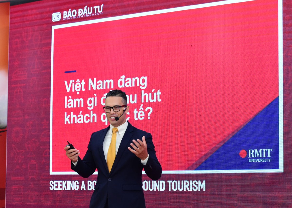 Tiến sĩ Nuno F. Ribeiro, Phó chủ nhiệm cấp cao bộ môn Quản trị du lịch và khách sạn, Đại học RMIT Việt Nam trình bày tham luận tại Tọa đàm. Ảnh: Dũng Minh Tiến sĩ Nuno F. Ribeiro, Phó chủ nhiệm cấp cao bộ môn Quản trị du lịch và khách sạn, Đại học RMIT Việt Nam trình bày tham luận tại Tọa đàm. Ảnh: Dũng Minh