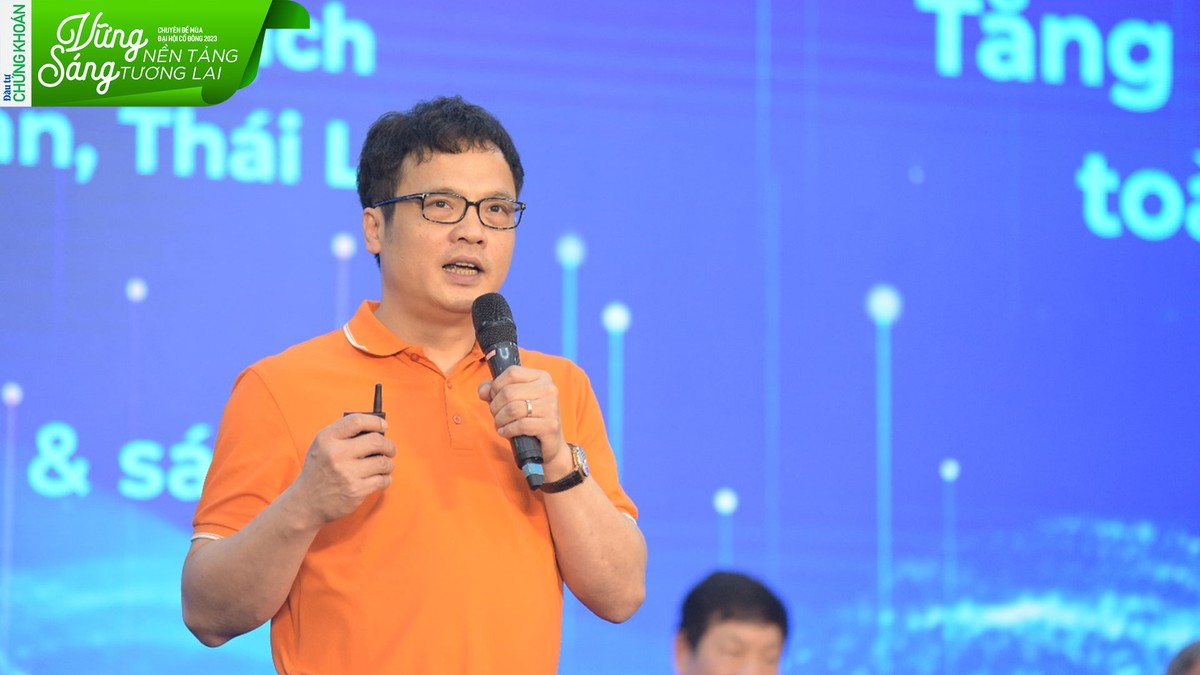 Ông Nguyễn Văn Khoa, Tổng giám đốc Tập đoàn FPT trình bày kết quả hoạt động kinh doanh 2022 và mục tiêu năm 2023. Ông Nguyễn Văn Khoa, Tổng giám đốc Tập đoàn FPT trình bày kết quả hoạt động kinh doanh 2022 và mục tiêu năm 2023.