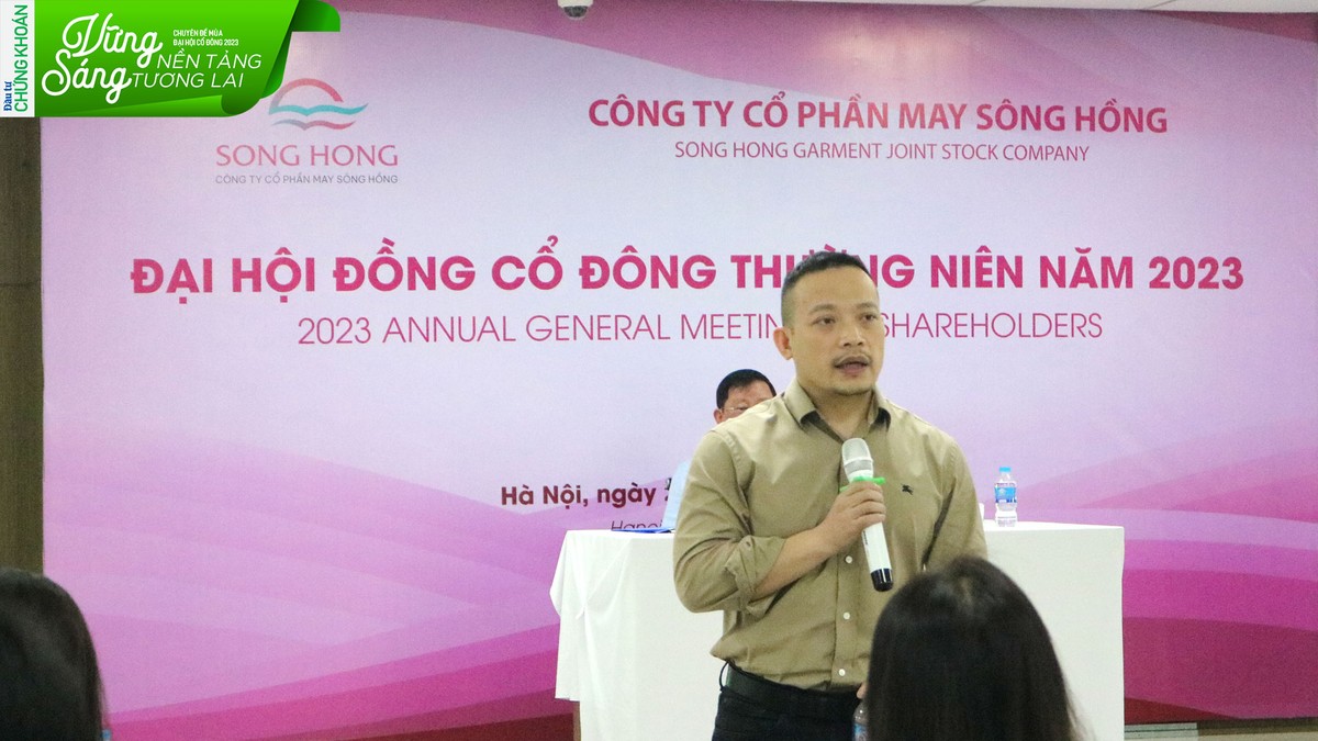 Ông Bùi Việt Quang, Tổng giám đốc trao đổi với các cổ đông