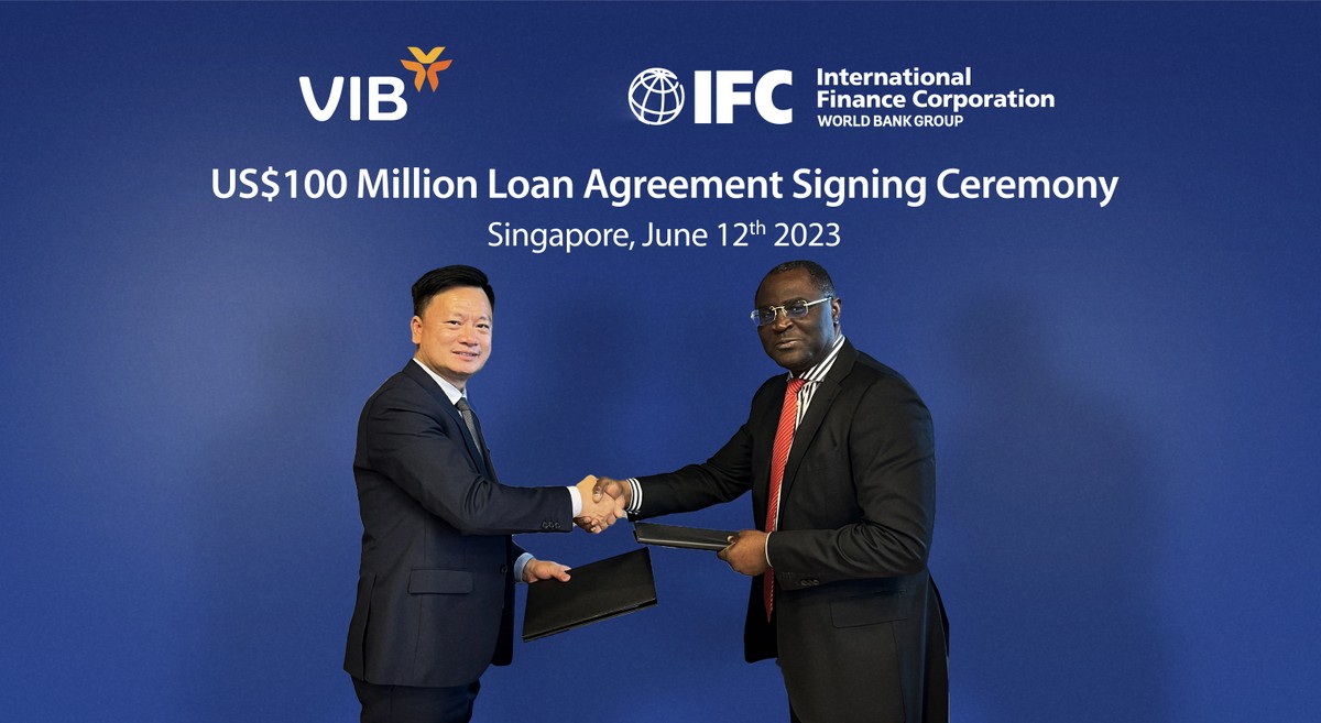 Ông Lê Quang Trung – Giám đốc Khối Nguồn vốn và ngoại hối VIB cùng Ông Allen Forlemu - Giám đốc Khối Định chế tài chính khu vực Châu Á và Thái Bình Dương IFC tại buổi ký kết khoản vay Ông Lê Quang Trung – Giám đốc Khối Nguồn vốn và ngoại hối VIB cùng Ông Allen Forlemu - Giám đốc Khối Định chế tài chính khu vực Châu Á và Thái Bình Dương IFC tại buổi ký kết khoản vay